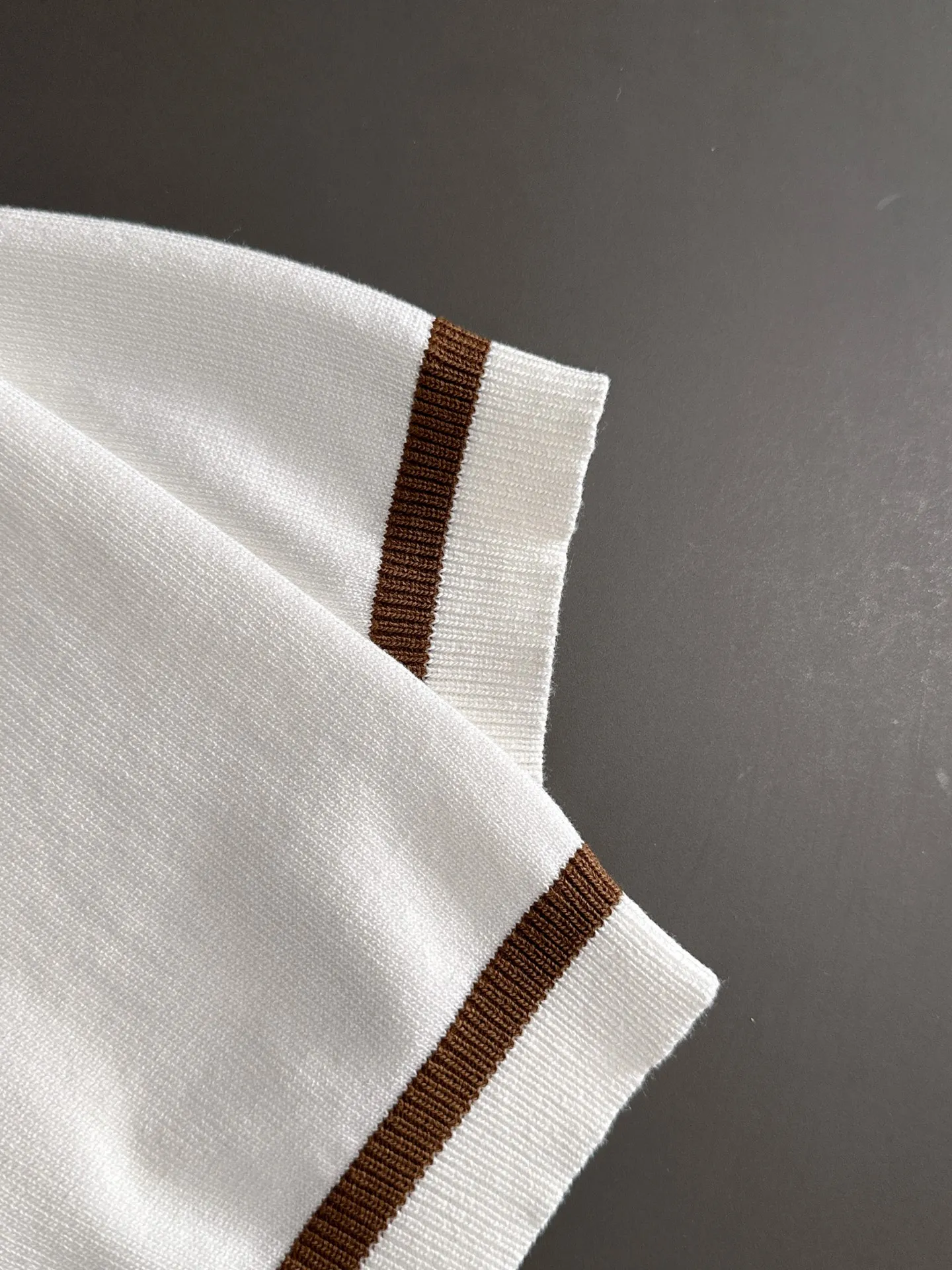 🅿️320 shipped next day, high quality Stone Island 2025 spring and summer new men's round neck short-sleeved T-shirt. Made of combed cotton yarn knitted cotton fabric, pure cotton high-weight special yarn, it feels full when weighed, and the upper body is more textured than ordinary T-shirts. This texture can cope with the weather easily, suitable for both hot and cold! The pattern on the chest adopts three-dimensional embroidery technology, and is perfectly produced stitch by stitch with reference to the original version! Loose fit design, looks noble. Size: M to XXXL